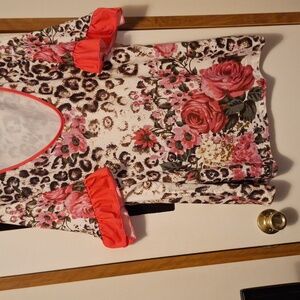 Women's top very pretty, excellent condition.